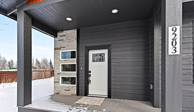 Luxury home w/Private Hot Tub. Mins from skiing, hiking, and MTN biking trails.