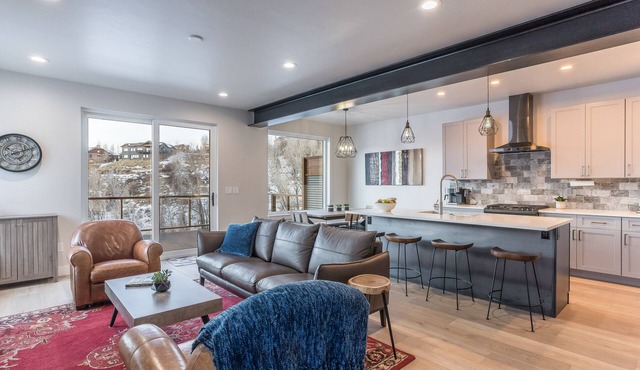 Luxury Home w/Private Hot Tub & Large Deck! Great for Large Groups!