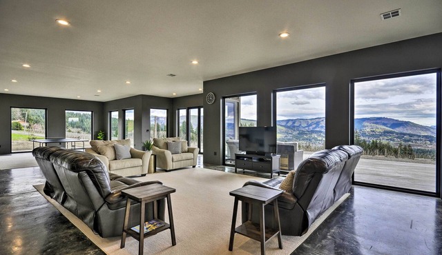 Luxury Home w/Views - 5 Min to Columbia River