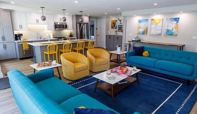 Luxury Home- Walking distance to Lambeau Field and next to Titletown District