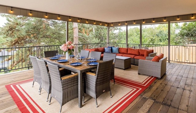Luxury Home with 8 beds Hot Tub and an Awesome Deck!