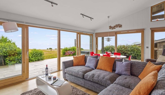 Luxury home with amazing sea views, shared swimming pool, gym, & sauna