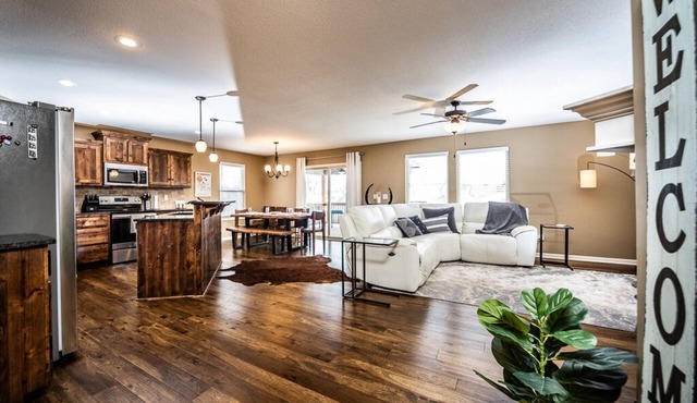 Luxury Home with Entertainment Room & Pool Table