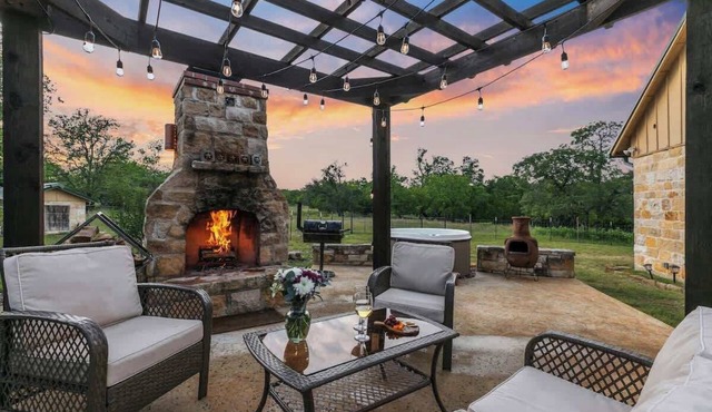 Luxury Home With Fire Pit & Hill Country Views