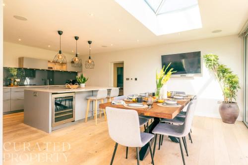 Luxury Home with Garden, Gym, Free Parking & Roof Terrace!