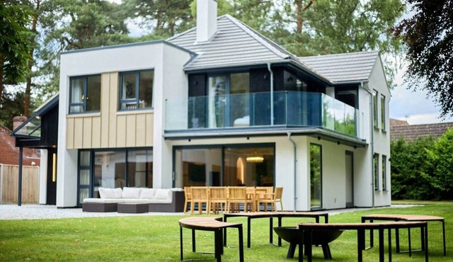 Luxury Home with Hot Tub + Games Room + Fire Pit