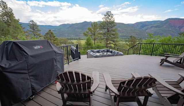 Luxury Home with Great Views, Decks, Hot Tub, AC - 15 Min to Downtown Durango
