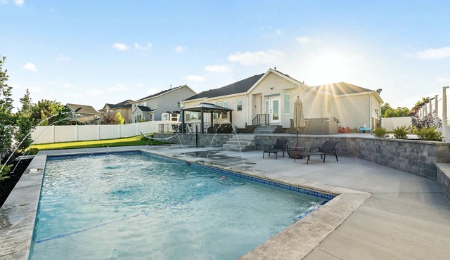 Luxury home with heated swimming pool 15 min from mountains.