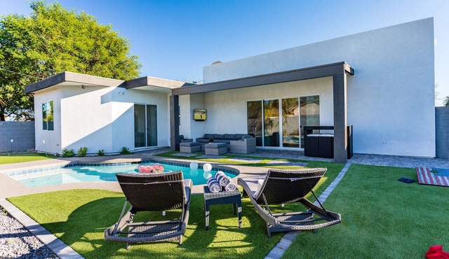 Luxury home with heated pool and hot tub close to old-town