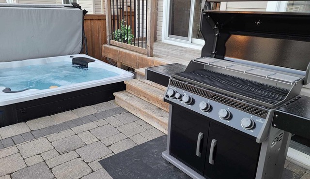 Luxury Home with Heated Pool, Hot Tub, BBQ & Beach - Living the Dream !