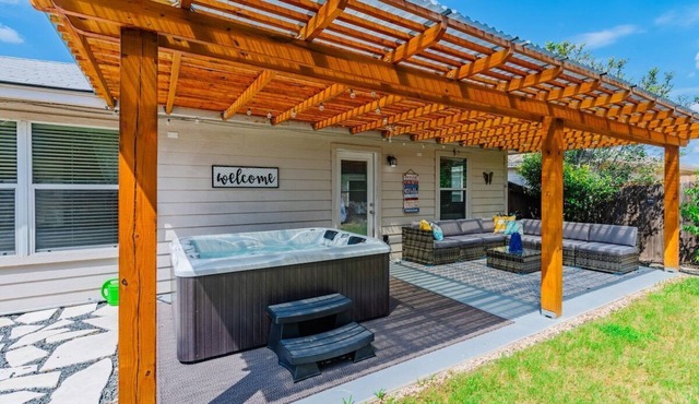 Luxury Home with Hot-Tub, Pool Table & BBQ by Fiesta Texas & Seaworld