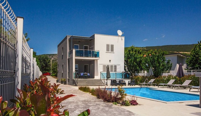 Luxury Home with Swimming Pool, Professional Tennis Court and Boccia Alley