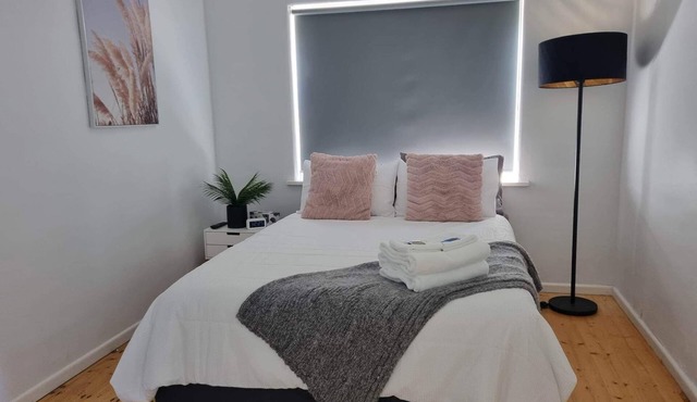 LUXURY HOME WITH KING BED, HOT TUB, WiFi, AC , Arcade games Netflix sleeps 9