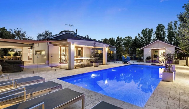 Luxury Home with Pool. Only 4 min walk to Mount Martha Beach