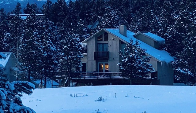 Luxury Home with plenty of seating and Chef's Kitchen 3 Minutes from Ski Lifts!