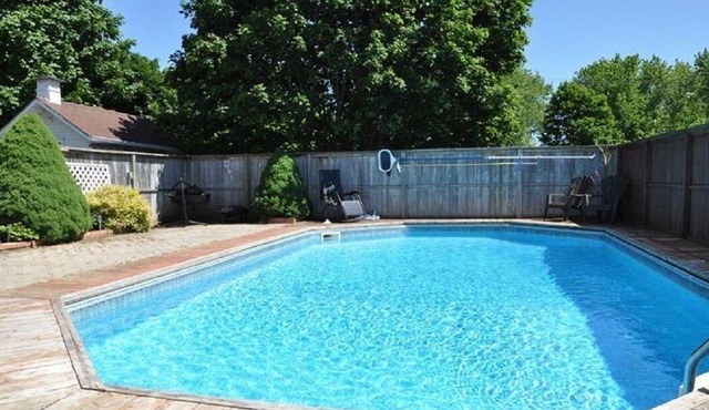 LUXURY HOME WITH POOL IN WATERLOO
