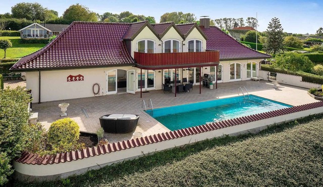 Luxury home with pool and beautiful sea view