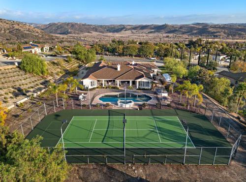 Luxury Home With Pool & Tennis Court