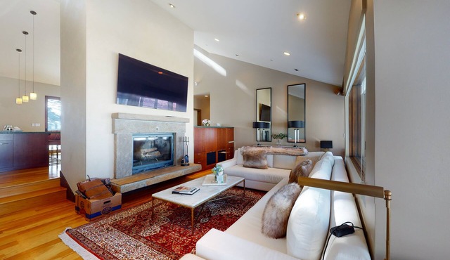 Luxury home with private hot tub - mountain views, gourmet kitchen & fireplace