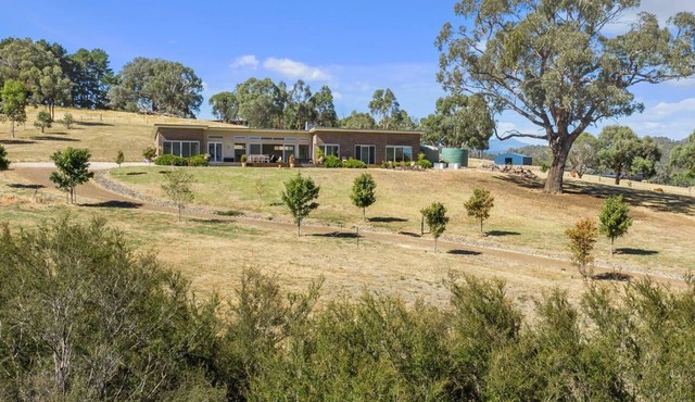 Luxury home with valley views 5 minutes to the lake