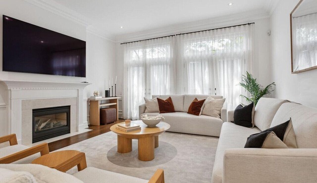 Luxury Home Yorkville 4bed4bath Backyard Parking