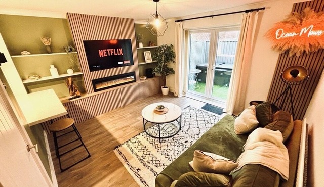 Luxury Hot Tub 1 King Bed 1 Single Bed Private Parking 90sec walk to the beach