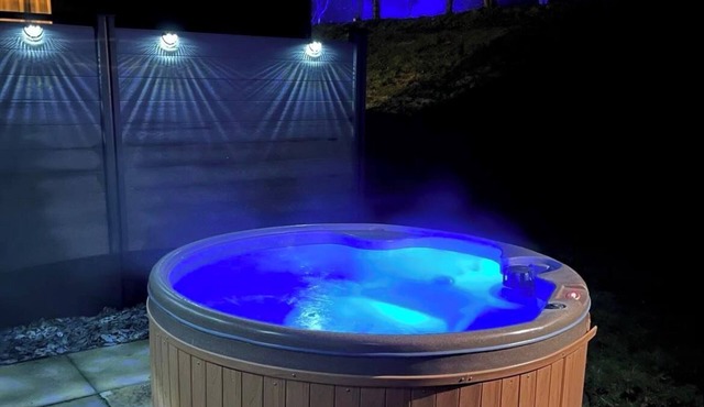 Luxury hot tub lodge with onsite bar/restaurant and many other amenities