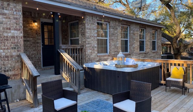 Luxury Hot Tub Near San Antonio- 6 Bds- private!