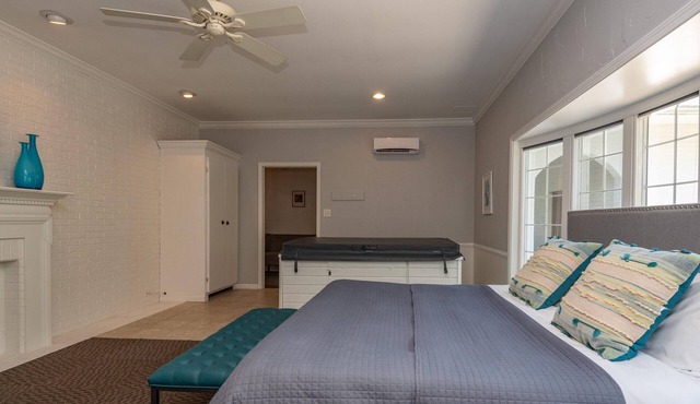 Luxury Hot tub Suite w/In-Room Hot Tub & King Bed 1BR, 1BA