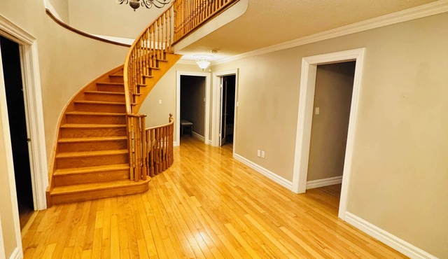 Luxury House 10 Bdrms - Near Airport, sq 1, Private Backyard