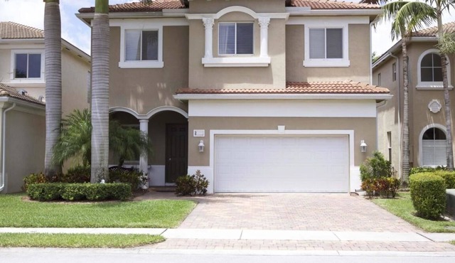 Luxury House 5 rooms beautiful area quiet+safe+cleannclose to everything