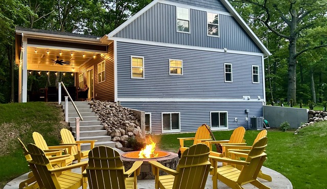 Luxury house, covered patio, private fire pit patio. Pontoon rental available