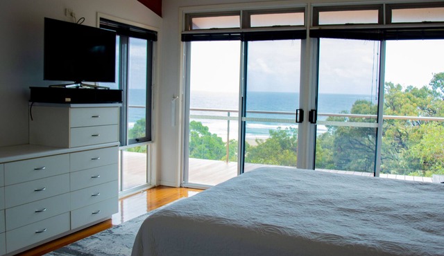 Luxury house, extensive beach + ocean views, minutes to flags on Cylinder Beach