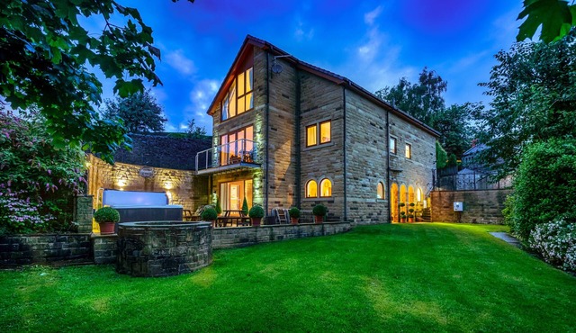 Luxury House & Family Retreat Sleeps 12 with Private Hot Tub