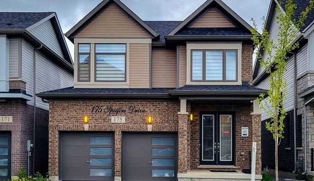 Luxury House in Hamilton, Next to John C. Munro Hamilton Airport.