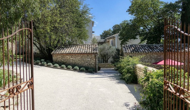 Luxury house in Ménerbes: 5 bdr, private pool, air conditioning, pets allowed, parking