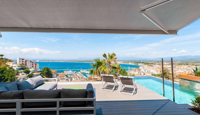 Luxury House in Roses with Private Pool and Pets Allowed