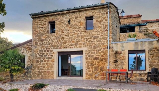 Luxury house, magnesium salt pool, sauna, gym. Sleeps 5