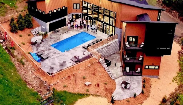 Luxury House private pool & Indoor Basketball court/Movie theater