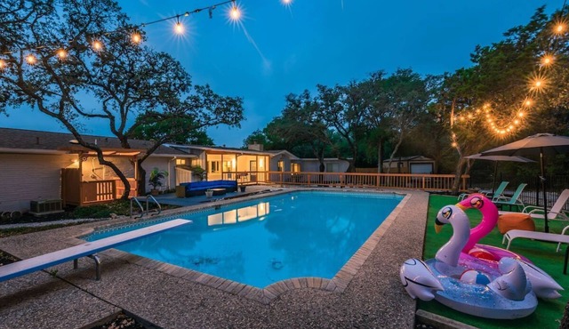 Luxury House with a Huge Pool & Game Room by Fiesta Texas & Seaworld