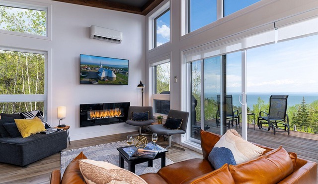 Luxury House with Breathtaking River Views: Hot Tub & Stargazing Perfect Getaway