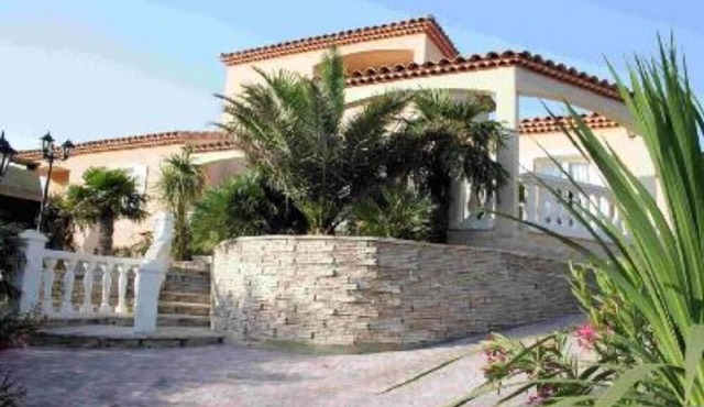 Luxury house with garden and swimming pool quiet place next to golf course and near to everything