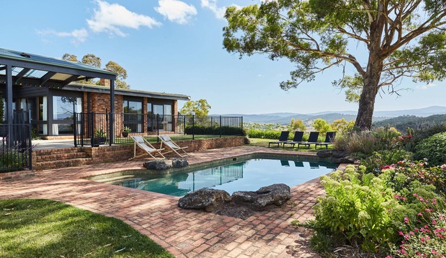 Luxury house with pool, fireplace and stunning Yarra Valley views