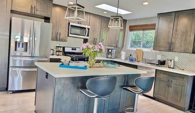 Luxury House with Pool, Spa, Video Games and More!