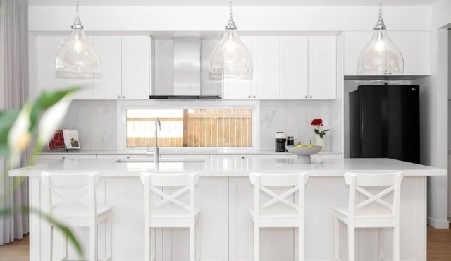 Luxury House with Pool, close to CBD