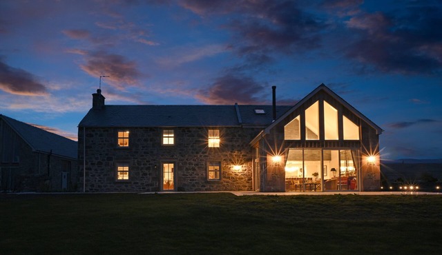 Luxury hunting lodge with hot tub on stunning Scottish estate