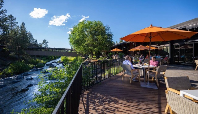 Luxury in Bend, OR | Deluxe Queen close to Nature