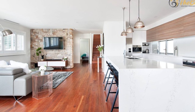 Luxury in Corlette - 4 Drungall Ave - Beautiful Home with Air Con and WiFi