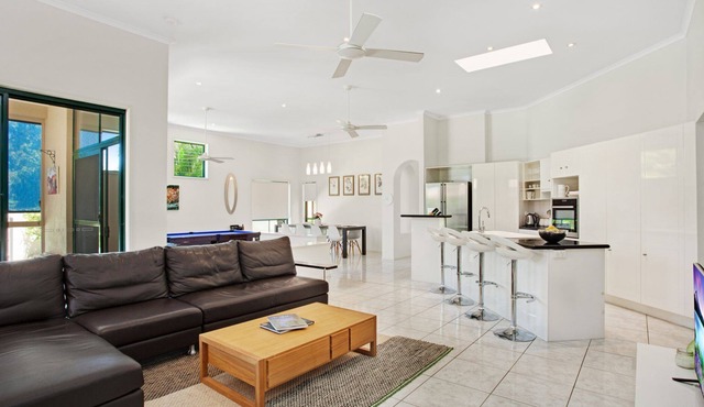 Luxury in Noosa- Pool, Kayaks, Bikes. Daily coffee