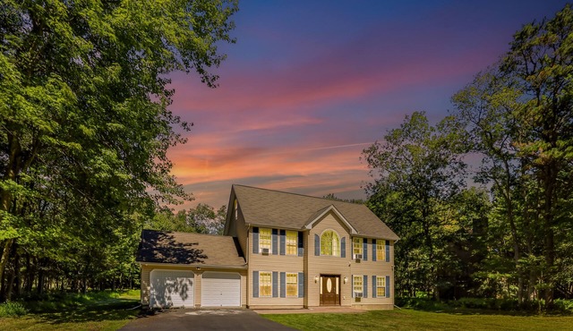 Luxury in Poconos - 3BR 3BA - Family and Pet friendly-Hot tub-Game Room-Firepit!